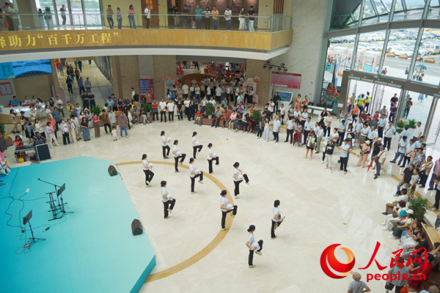 2025年5月,包茂高速柏橋服務區開展文藝匯演,為市民游客奉上“文化大餐”。人民網 王雅蝶攝 2025年5月,包茂高速柏橋服務區開展文藝匯演,為市民游客奉上“文化大餐”。人民網 王雅蝶攝