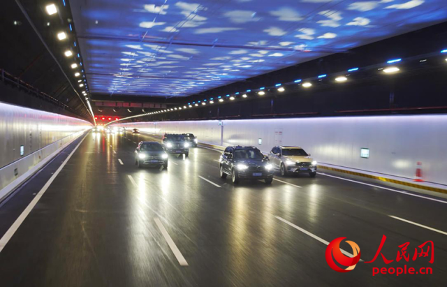2024年6月30日,車輛通過“世界首例雙向八車道海底沉管隧道”深中通道海底隧道。人民網 樸馨語攝 2024年6月30日,車輛通過“世界首例雙向八車道海底沉管隧道”深中通道海底隧道。人民網 樸馨語攝