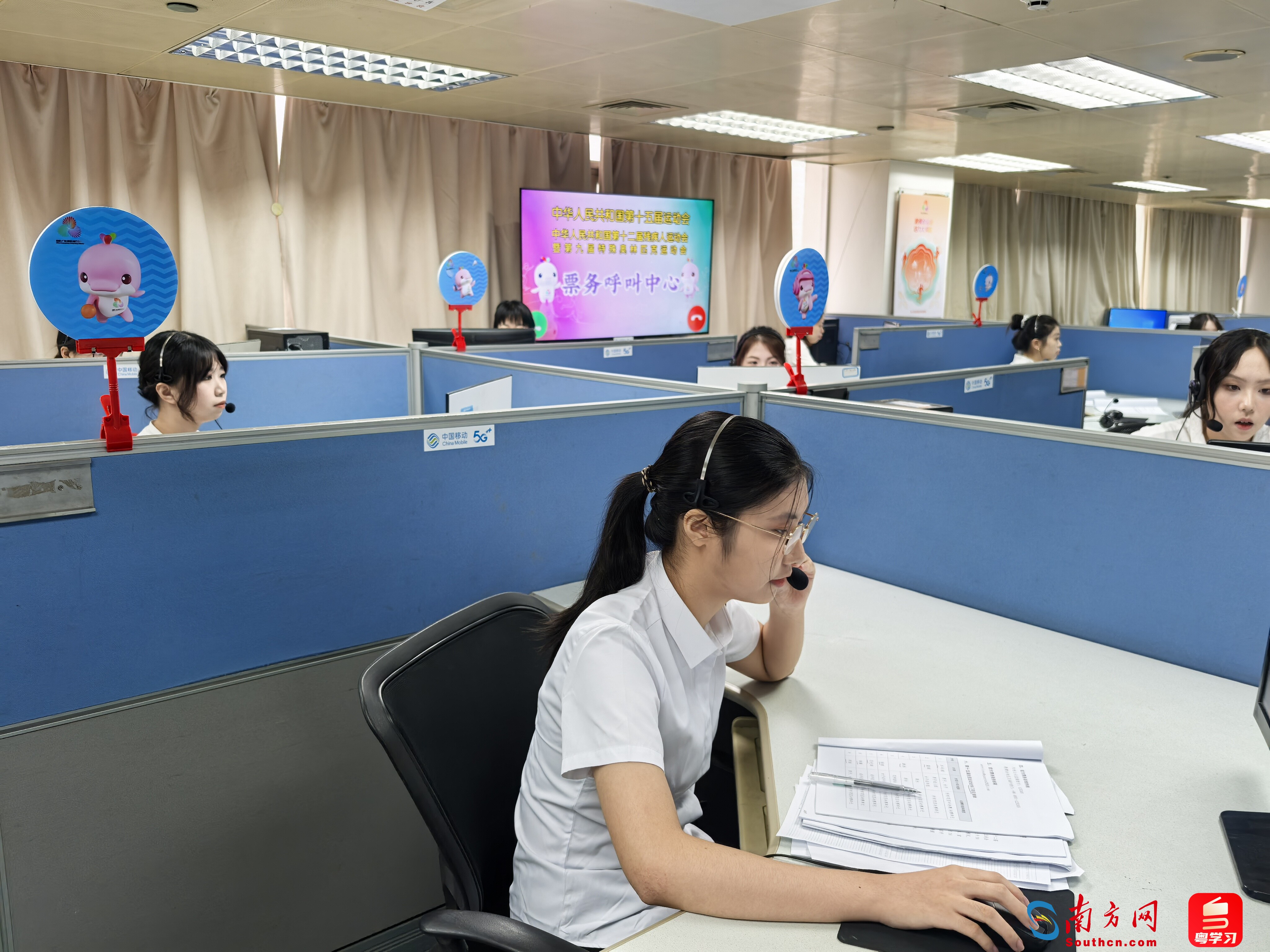 在十五運會和殘?zhí)貖W會票務呼叫中心，工作人員正在接聽公眾來電