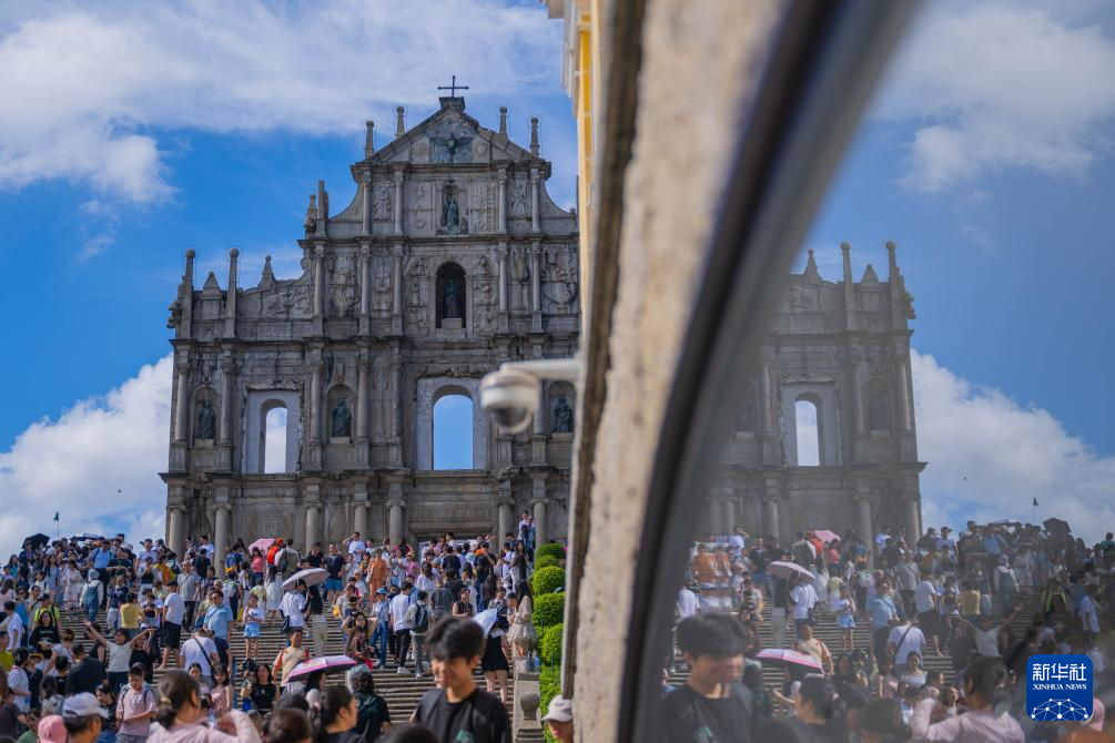 8月21日，旅客在澳門大三巴牌坊前游覽。新華社發 （張金加攝）