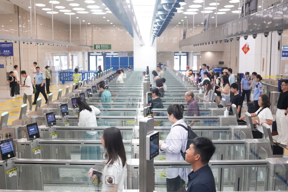 圖為橫琴口岸通關人流