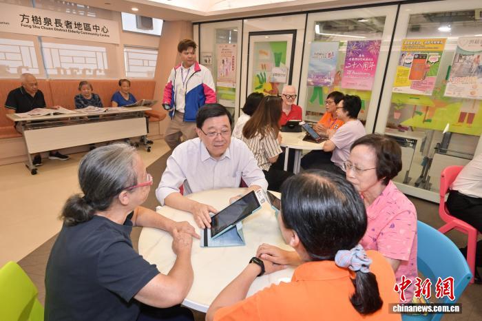 8月30日，香港特區(qū)行政長官李家超(左二)參觀東華三院方樹泉社會服務大樓，與使用服務的長者交流。（香港特區(qū)政府新聞處供圖）