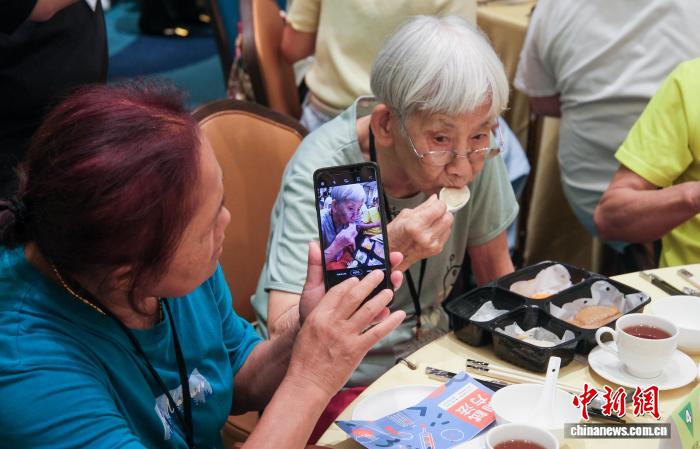 2025年7月22日，香港美心集團當天起在指定美心餐廳提供“軟心膳”堂食服務，為吞咽困難人士而設置的“軟心膳”及“照護食”(軟餐)。圖為長者品嘗“軟心膳”膳食。（資料圖）中新社記者 陳永諾 攝