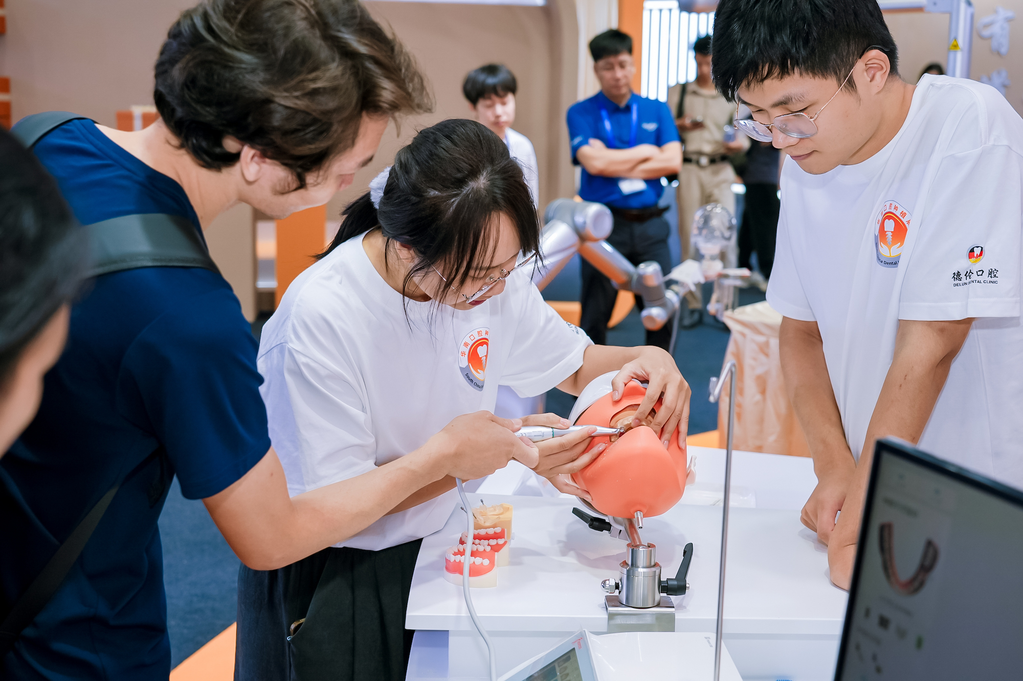 工作人員現場展示種植牙技術。德倫口腔供圖 工作人員現場展示種植牙技術。德倫口腔供圖