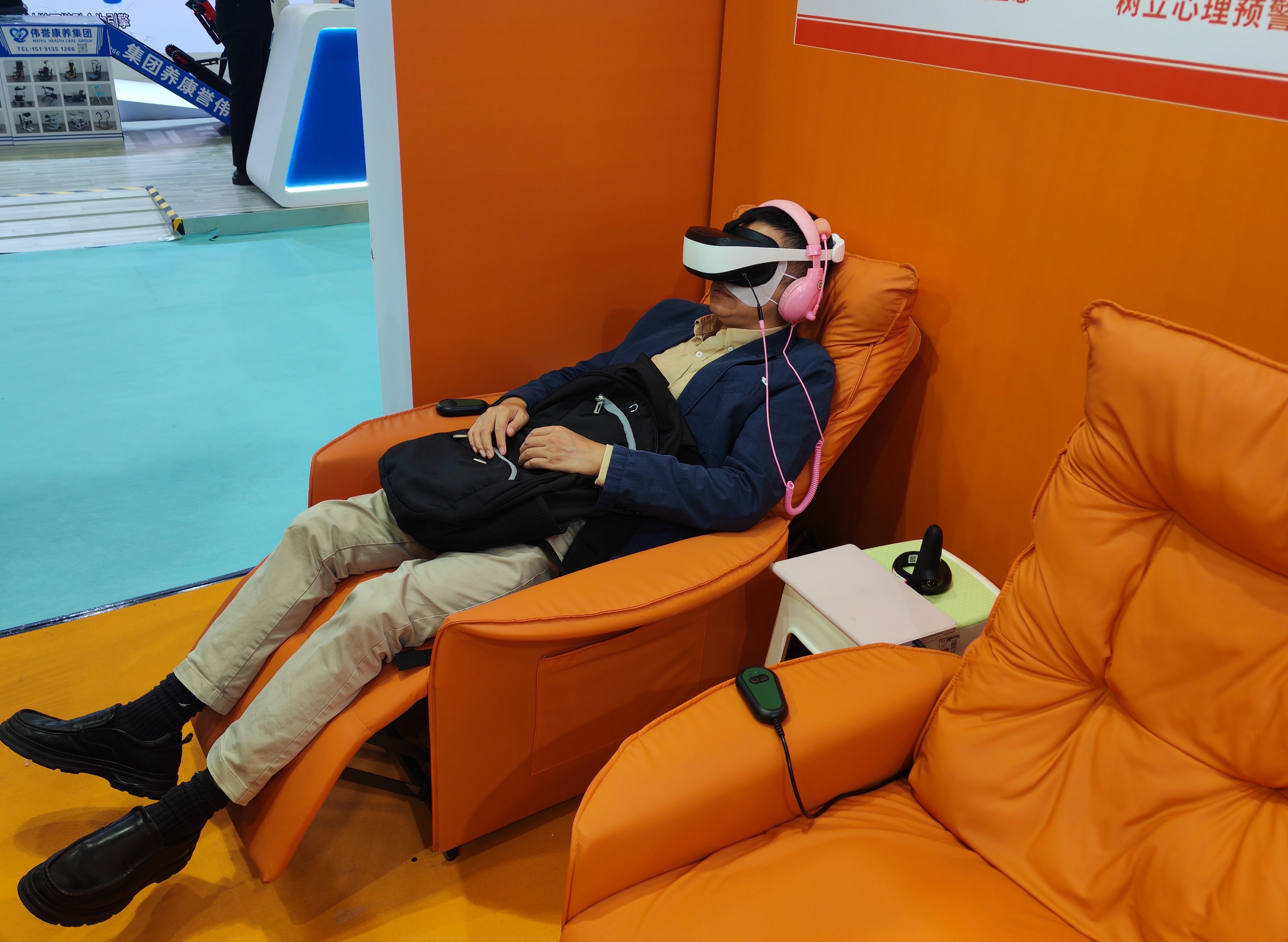 參展客體驗AI智能療愈舒壓系統。人民網 寧玉瑛攝 參展客體驗AI智能療愈舒壓系統。人民網 寧玉瑛攝