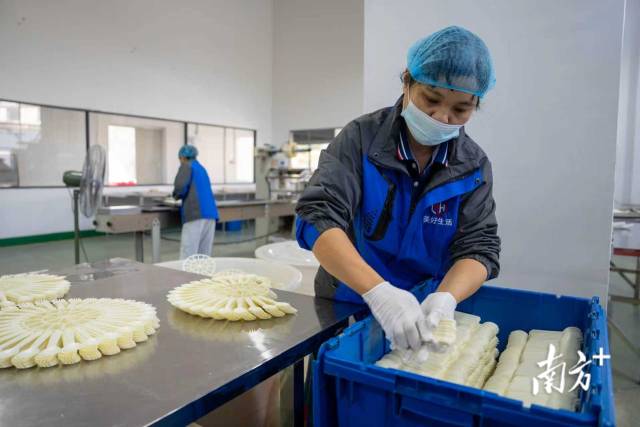 廣寧美好生活塑料制品有限公司生產的餐具以青皮竹粉為原材料之一。 廣寧美好生活塑料制品有限公司生產的餐具以青皮竹粉為原材料之一。