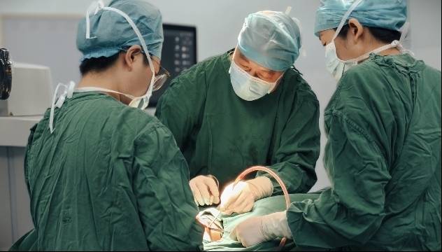 去年底,惠州市第三人民醫(yī)院實(shí)現(xiàn)惠州第一例港澳藥械臨床應(yīng)用。受訪單位供圖 去年底,惠州市第三人民醫(yī)院實(shí)現(xiàn)惠州第一例港澳藥械臨床應(yīng)用。受訪單位供圖