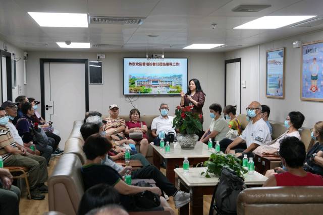 香港長者在惠州市中心人民醫(yī)院交流香港長者醫(yī)療券的使用事宜。 香港長者在惠州市中心人民醫(yī)院交流香港長者醫(yī)療券的使用事宜。