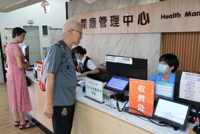 近日,香港長者來到惠州市中心人民醫(yī)院參觀體驗(yàn),交流香港長者醫(yī)療券的使用事宜。 近日,香港長者來到惠州市中心人民醫(yī)院參觀體驗(yàn),交流香港長者醫(yī)療券的使用事宜。