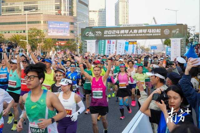 3月23日7點整，2024橫琴馬拉松鳴槍開跑。南方+記者 錢文攀 攝