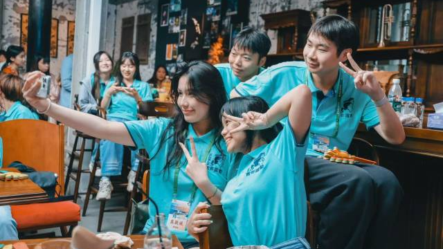 港澳青年在珠海參訪交流、深化情誼。 港澳青年在珠海參訪交流、深化情誼。