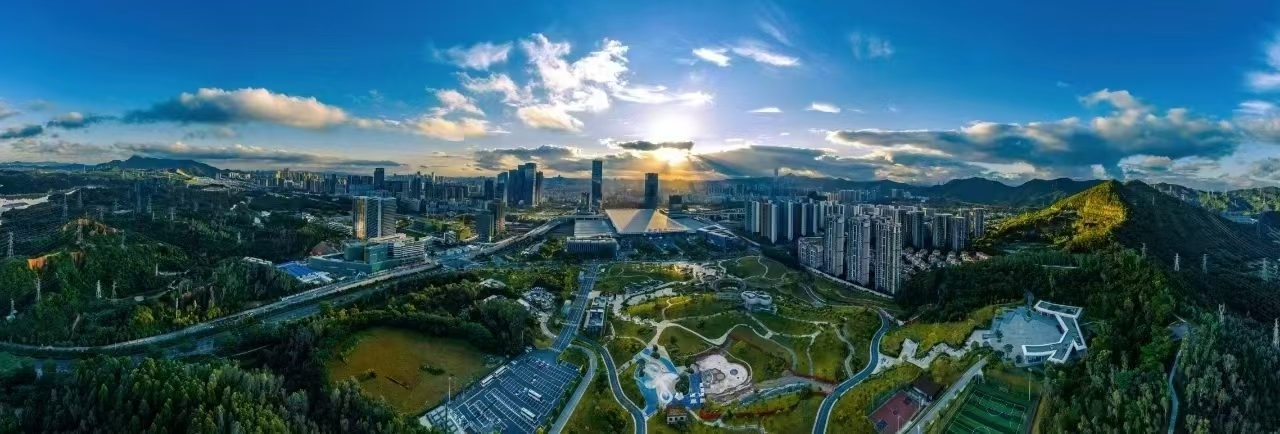 晨曦中的北站國際商務(wù)區(qū)大氣磅礴，安詳而寧靜。