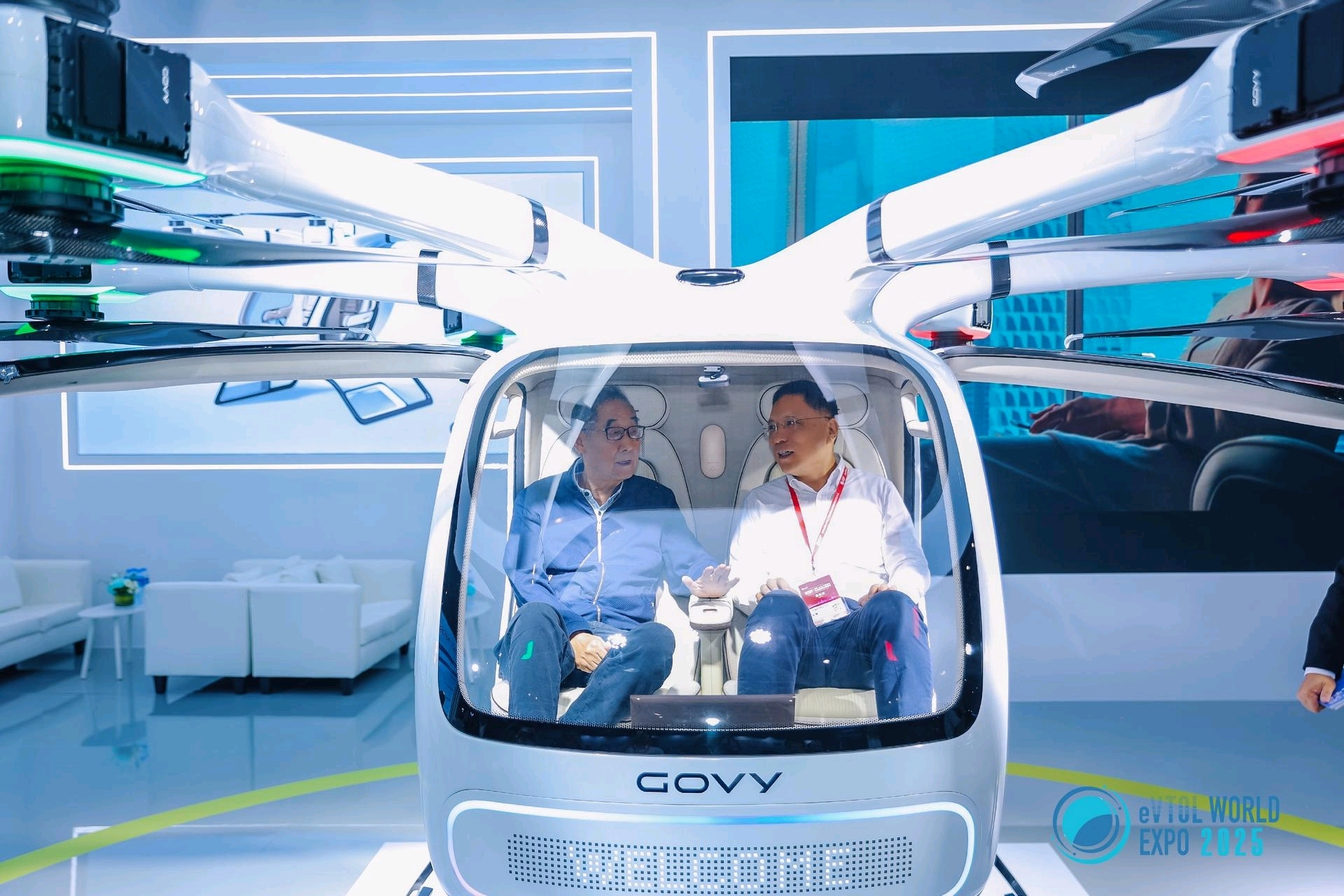 參觀人員正在體驗展會的新型機器。 參觀人員正在體驗展會的新型機器。