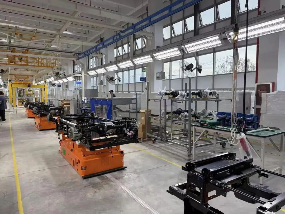 廠家正在生產(chǎn)組裝無人物流車。 廠家正在生產(chǎn)組裝無人物流車。