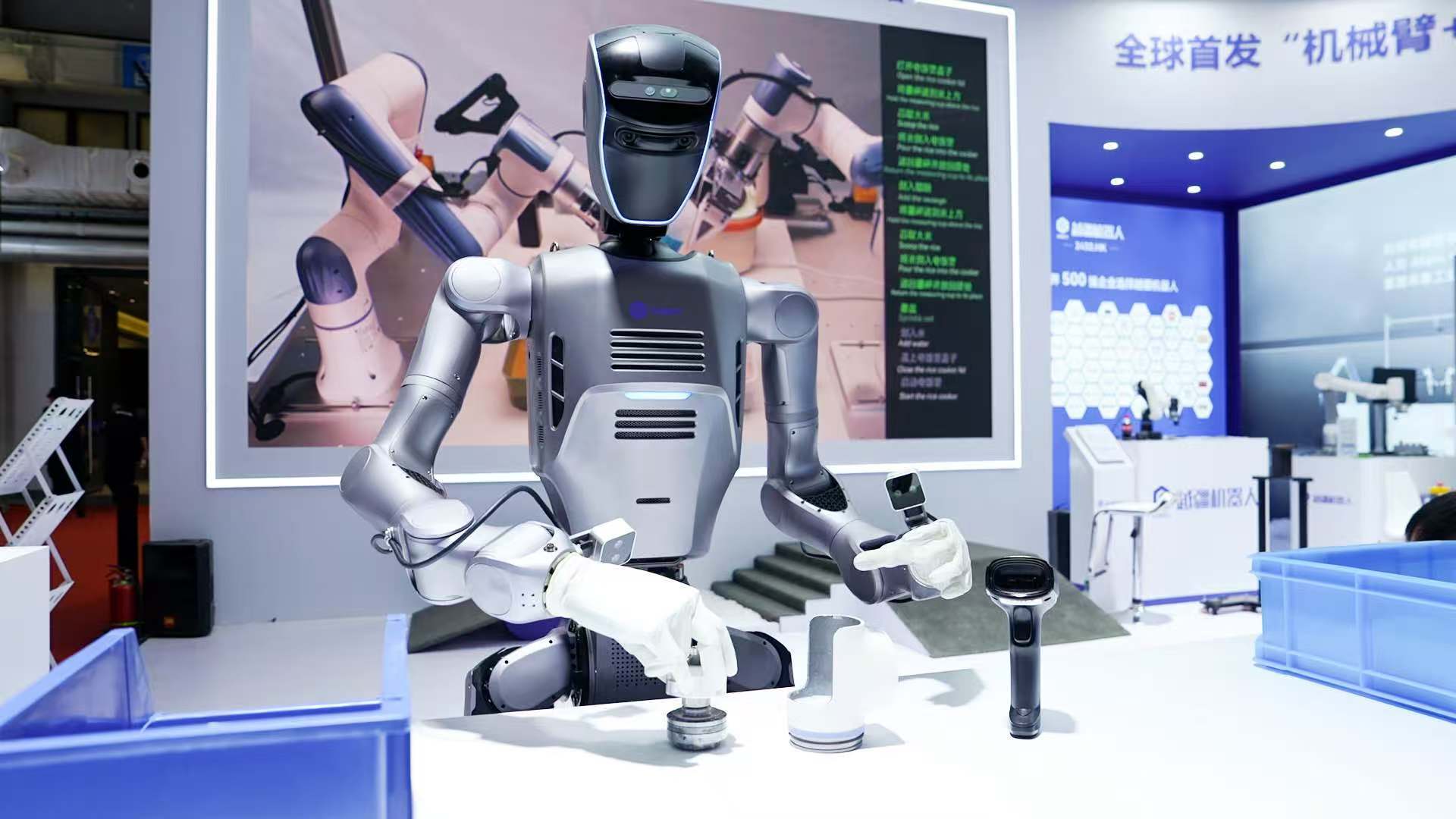 機器人正在組裝產品。 機器人正在組裝產品。