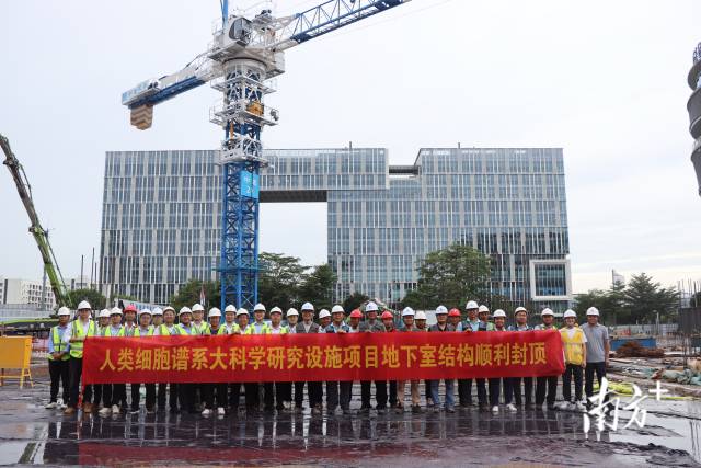 慶祝項目順利封頂現場。 慶祝項目順利封頂現場。