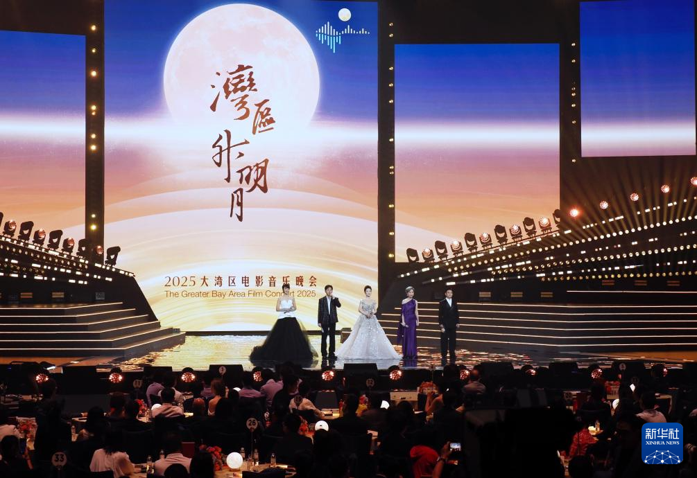 9月28日,主持人在晚會現場主持。 9月28日,主持人在晚會現場主持。