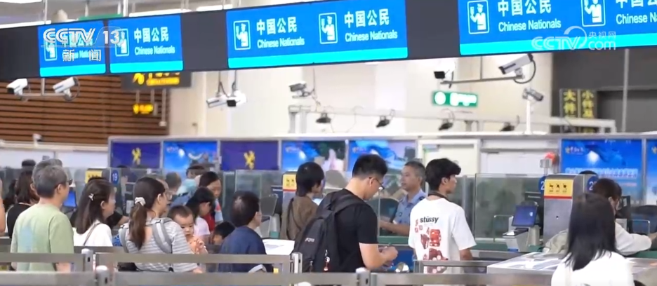 毗鄰港澳的口岸通關流量明顯增多。 毗鄰港澳的口岸通關流量明顯增多。