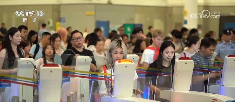 毗鄰港澳的口岸通關流量明顯增多。 毗鄰港澳的口岸通關流量明顯增多。