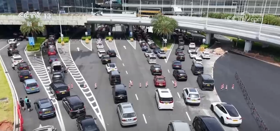 大批港澳居民自駕“北上”赴內地旅游購物。 大批港澳居民自駕“北上”赴內地旅游購物。