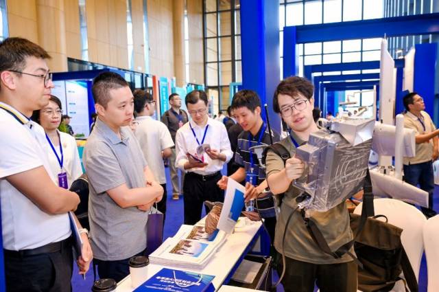 創業團隊向嘉賓展示產品的技術特點 創業團隊向嘉賓展示產品的技術特點