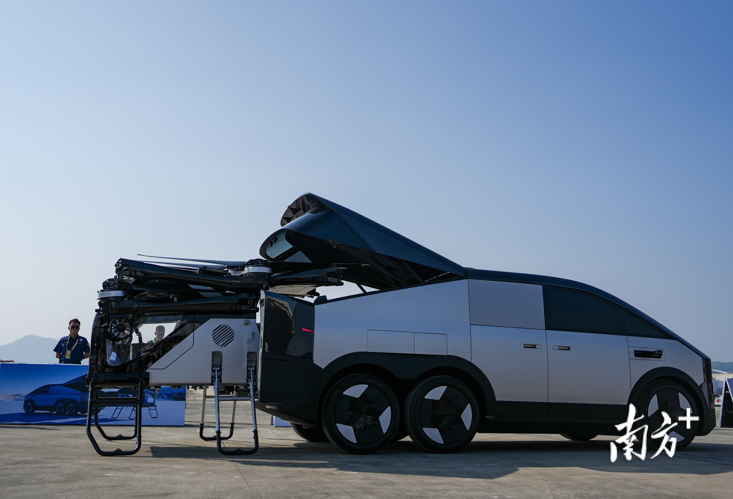 小鵬匯天“陸地航母”分體式飛行汽車演示飛行體從陸行體分離。 小鵬匯天“陸地航母”分體式飛行汽車演示飛行體從陸行體分離。