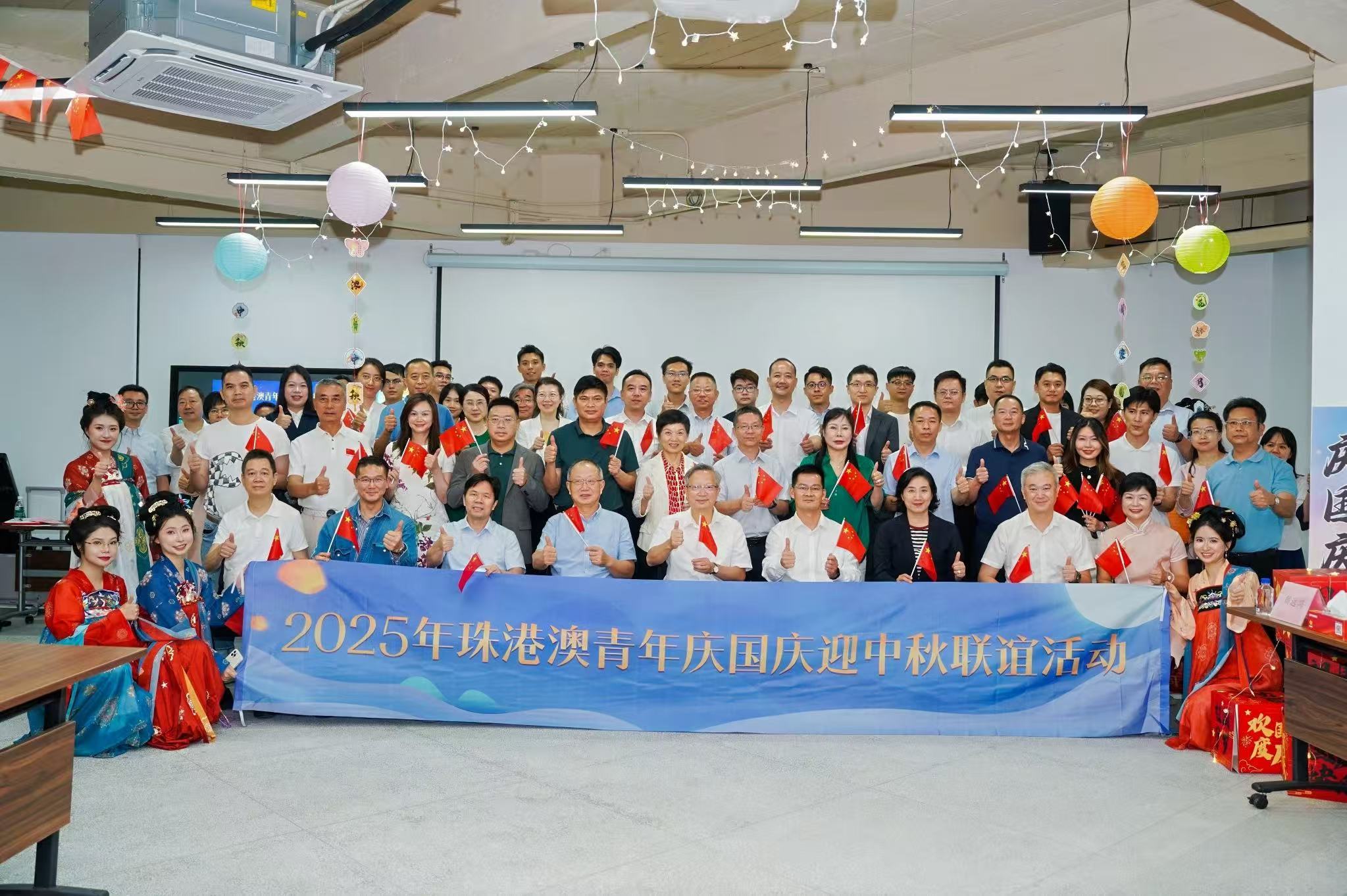 青年代表近百人歡聚一堂,共敘情誼、共話團(tuán)圓、共謀發(fā)展。 青年代表近百人歡聚一堂,共敘情誼、共話團(tuán)圓、共謀發(fā)展。