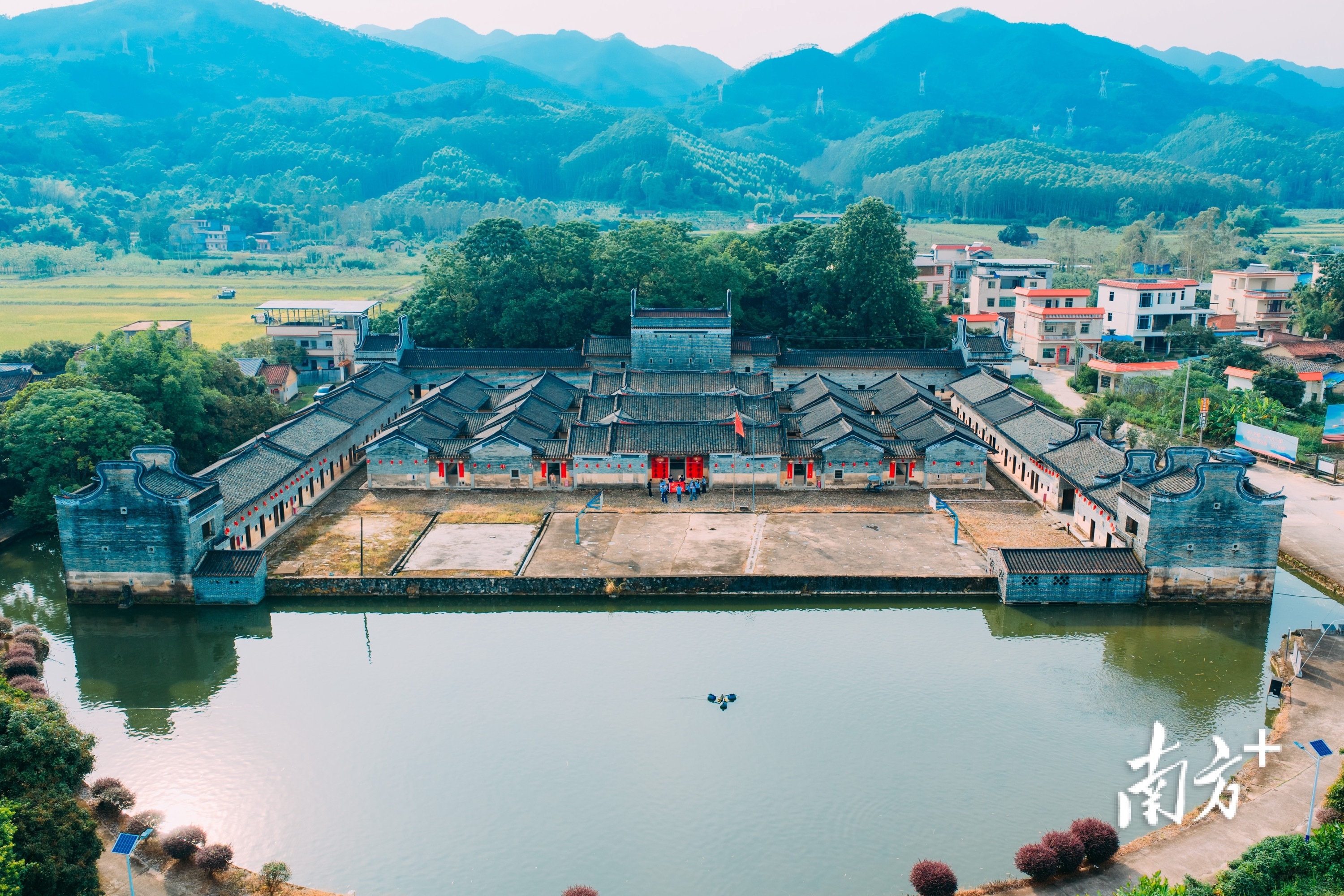 龍門鶴湖圍,可以漫步古圍樓,體驗屬于客家人的煙火氣。 龍門鶴湖圍,可以漫步古圍樓,體驗屬于客家人的煙火氣。