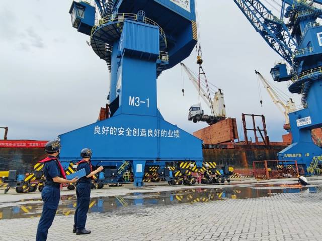 沙田海關關員對出口非洲地區半掛車進行監裝 沙田海關關員對出口非洲地區半掛車進行監裝