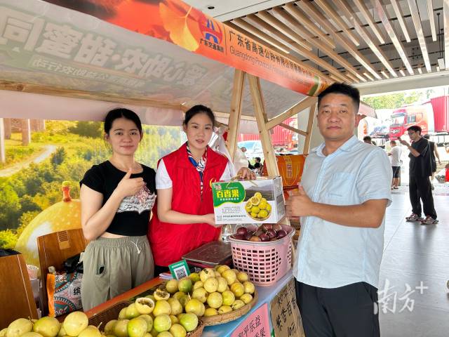 粵贛高速邀請(qǐng)農(nóng)戶攤主免費(fèi)入駐和平服務(wù)區(qū)。 粵贛高速邀請(qǐng)農(nóng)戶攤主免費(fèi)入駐和平服務(wù)區(qū)。