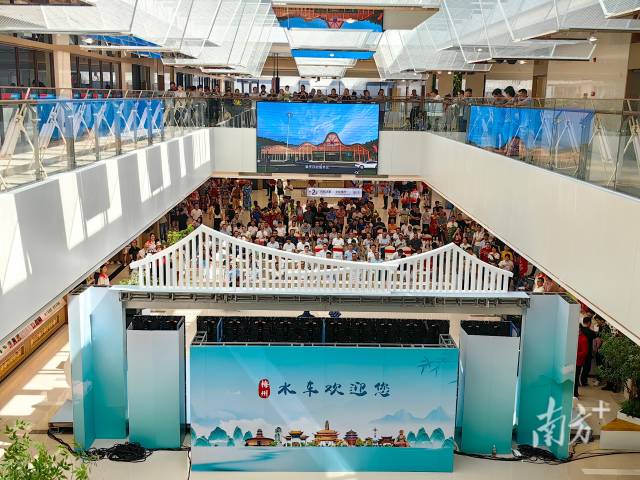 汕梅高速水車服務(wù)區(qū)節(jié)前投入運(yùn)營(yíng)。 汕梅高速水車服務(wù)區(qū)節(jié)前投入運(yùn)營(yíng)。