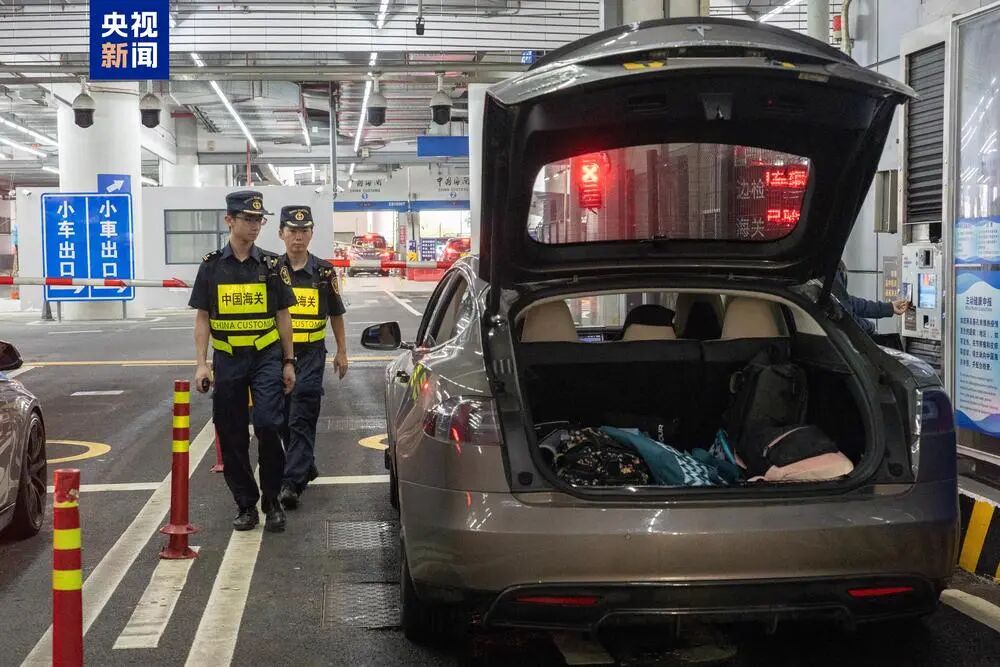 經港珠澳大橋珠海公路口岸進出境的車輛。 經港珠澳大橋珠海公路口岸進出境的車輛。