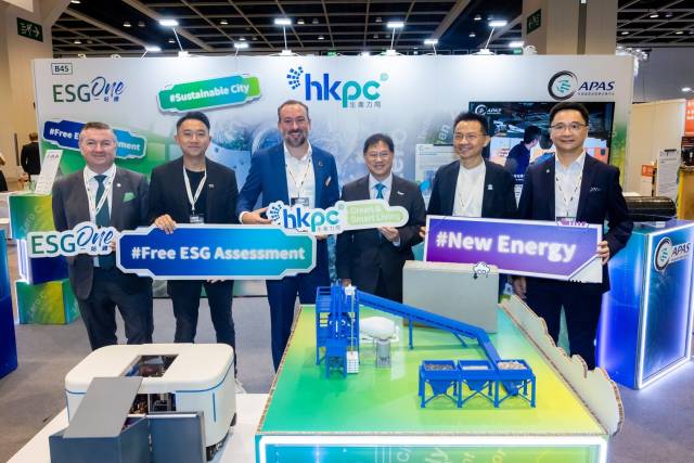 ReThink HK及The ReThink Foundation創辦人兼行政總裁Chris Brown(左三) 等參觀生產力局設立的展館,生產力局綠色生活與創新部總經理蔡劍虹博士 (右三) 介紹生產力局的多項綠色創新應用方案。 ReThink HK及The ReThink Foundation創辦人兼行政總裁Chris Brown(左三) 等參觀生產力局設立的展館,生產力局綠色生活與創新部總經理蔡劍虹博士 (右三) 介紹生產力局的多項綠色創新應用方案。