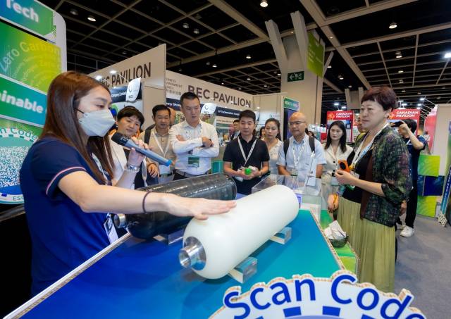 生產力局轄下的APAS以專為電動車提供所需電能的氫燃料電池發電機組以及IV型儲氫氣瓶,為零碳能源解決方案開創新方向。 生產力局轄下的APAS以專為電動車提供所需電能的氫燃料電池發電機組以及IV型儲氫氣瓶,為零碳能源解決方案開創新方向。