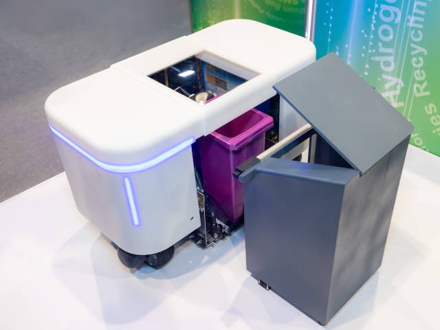 生產力局展示的智能廚余回收運輸機器人,專為都市廚余回收而設,適合于狹窄空間高效運作,而且減少人力依賴、防止廚余機滿桶溢出及提升運作效率。 生產力局展示的智能廚余回收運輸機器人,專為都市廚余回收而設,適合于狹窄空間高效運作,而且減少人力依賴、防止廚余機滿桶溢出及提升運作效率。