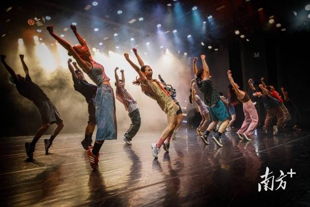 南方+觀演團組織了現(xiàn)代舞《那時此刻》等劇目觀演活動。圖為《那時此刻》劇照。 南方+觀演團組織了現(xiàn)代舞《那時此刻》等劇目觀演活動。圖為《那時此刻》劇照。