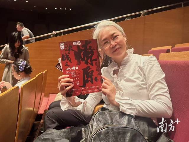 退休教師黎璇觀看《決戰(zhàn)之燎原》。 退休教師黎璇觀看《決戰(zhàn)之燎原》。