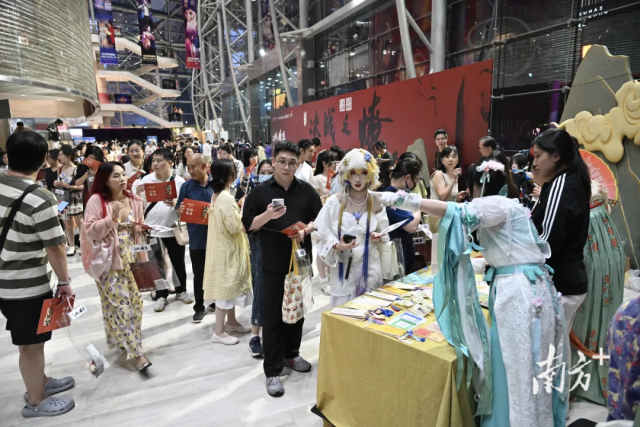 《決戰(zhàn)之燎原》演出結(jié)束后,眾多粉絲在大堂排隊等候簽名。