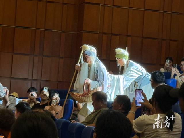 沉浸式小劇場豫劇《清風亭上》中,豫劇名家李樹建走下舞臺與觀眾互動。 沉浸式小劇場豫劇《清風亭上》中,豫劇名家李樹建走下舞臺與觀眾互動。