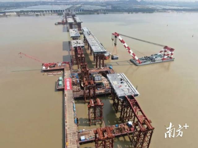 萬龍大橋主橋鋼塔首節T0段順利完成架設。 萬龍大橋主橋鋼塔首節T0段順利完成架設。