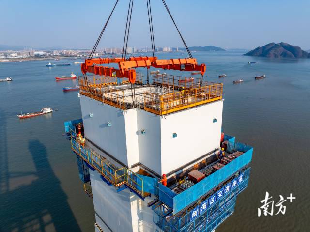 建設中的獅子洋通道 建設中的獅子洋通道