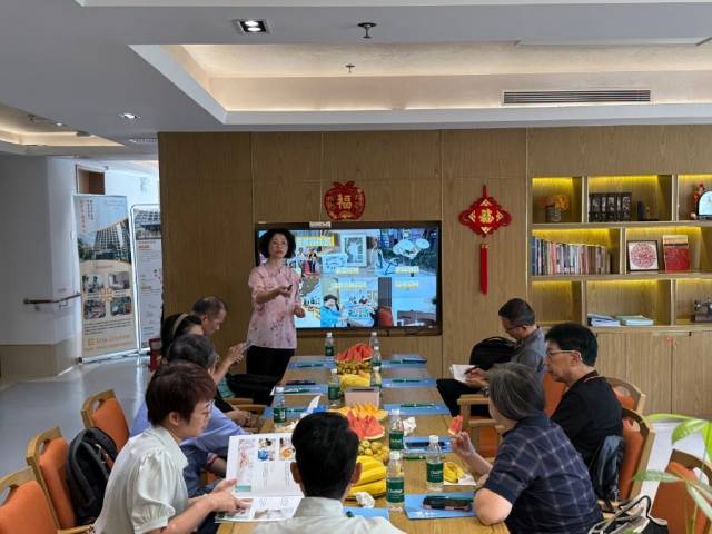 圖：悅年華頤養(yǎng)中心院長陳琪正在向參訪團講解該院優(yōu)勢，攝/李金萍