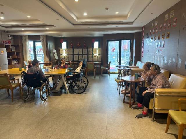 圖：正在養(yǎng)老機構(gòu)休息的老人們，攝/李金萍