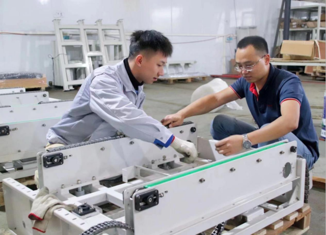 “00后”大學生進工廠。