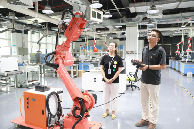 相關人員正在遙控機器。