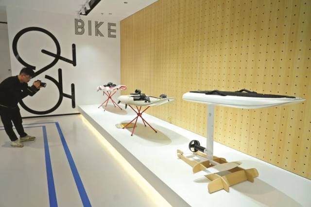 薩瓦公司生產的水上動力沖浪板。惠州日報記者許文昌 攝 薩瓦公司生產的水上動力沖浪板。惠州日報記者許文昌 攝