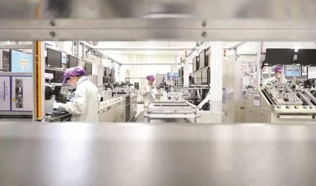 德賽電池科技股份有限公司自動化生產車間。惠州日報記者楊建業 攝 德賽電池科技股份有限公司自動化生產車間。惠州日報記者楊建業 攝