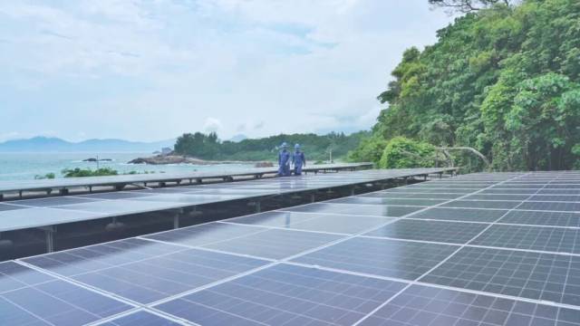 南方電網廣東惠州供電運維工作人員正在檢查三門島微電網光伏設備。圖片由惠州供電提供 南方電網廣東惠州供電運維工作人員正在檢查三門島微電網光伏設備。圖片由惠州供電提供