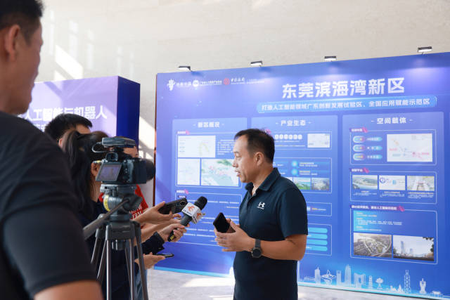 東莞潤誠相關負責人正在接受采訪。 東莞潤誠相關負責人正在接受采訪。