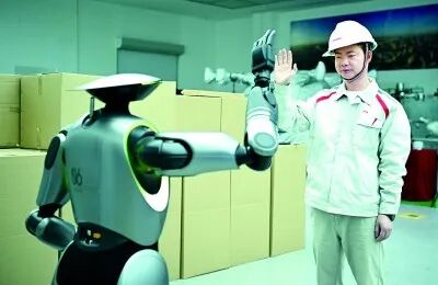 在位于廣州的廣汽研究院,技術人員在演示人形機器人互動功能。 在位于廣州的廣汽研究院,技術人員在演示人形機器人互動功能。